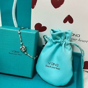 Vana Sterling Silver Bracelet with Teal Packaging